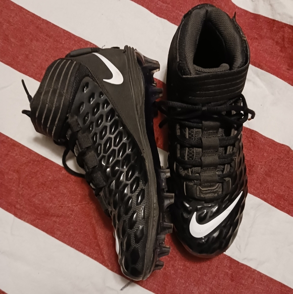 Nike Black and White Cleats - Picture 2 of 4